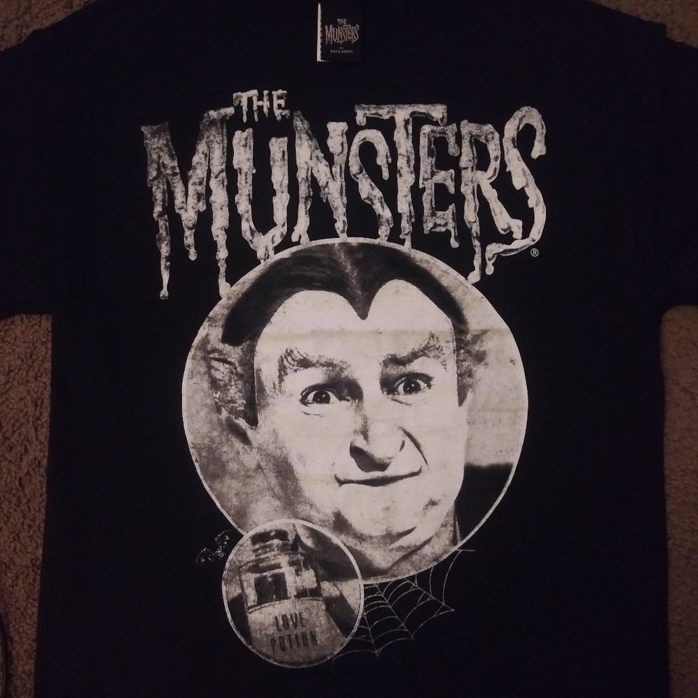 The Munsters Grandpa Rock Rebel T-Shirt (Size Medium) NEW